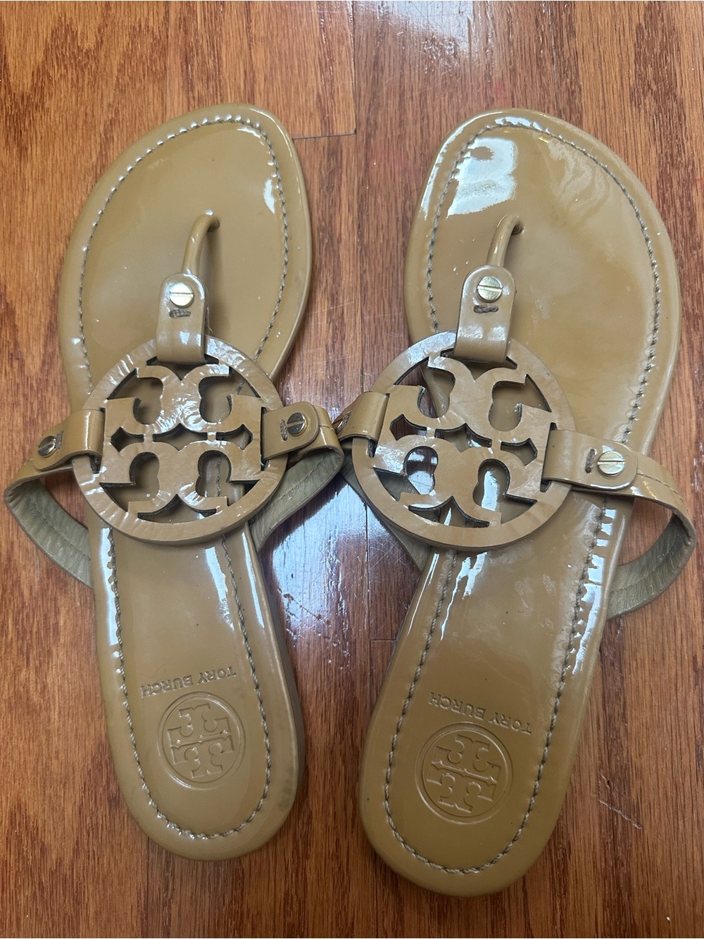 Tory Burch Patent Logo Thong Sandals in Tan